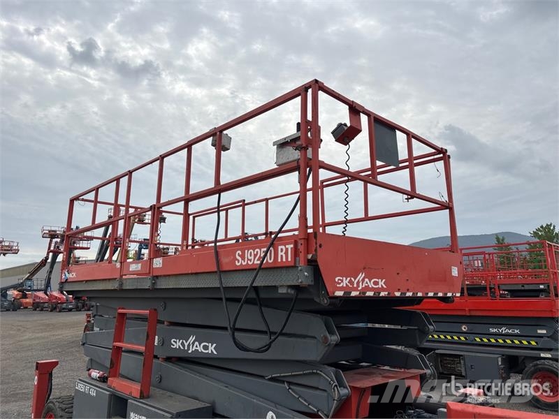 SkyJack SJ9250RT 4x4 Diesel Scissor Lift Ножични работни платформи