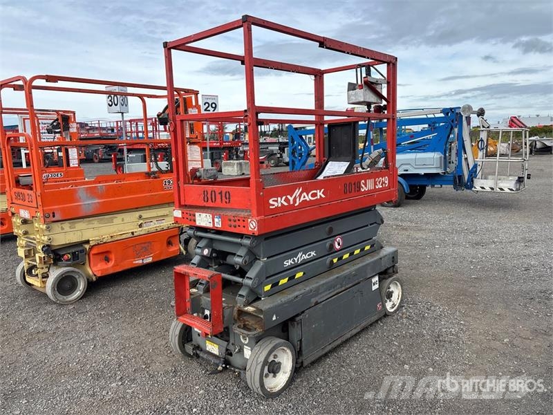 SkyJack SJIII-3219 Electric Scissor Lift Saksilavat