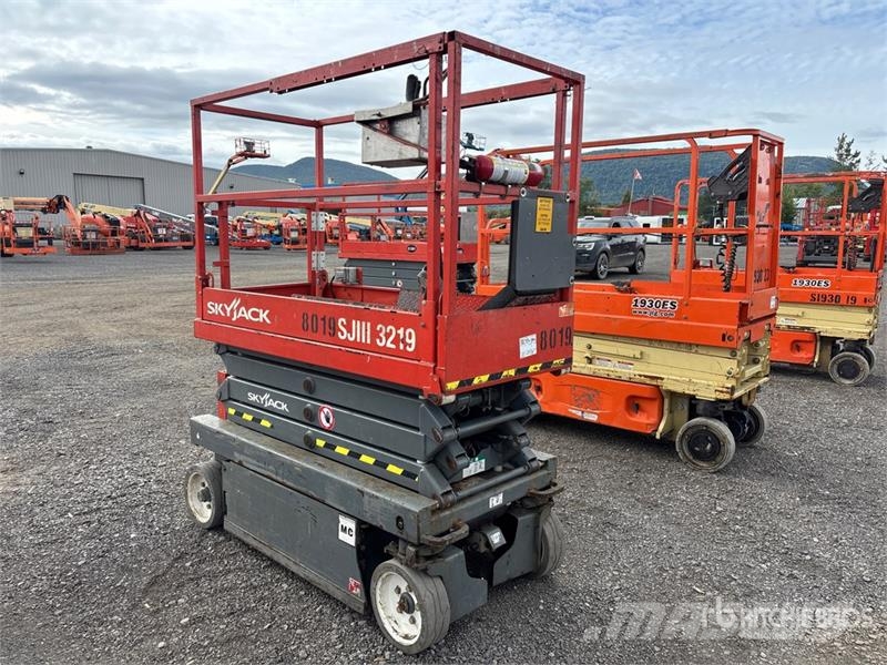 SkyJack SJIII-3219 Electric Scissor Lift Saksilavat