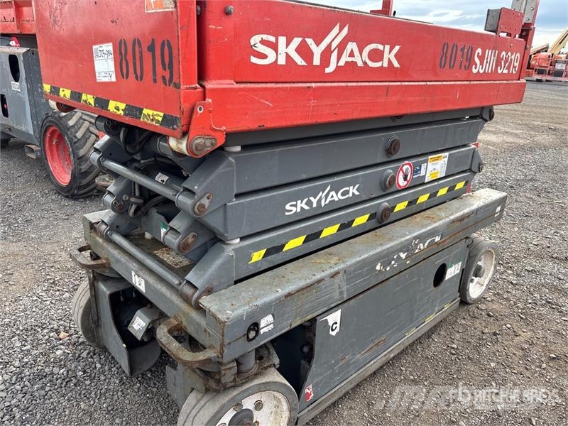SkyJack SJIII-3219 Electric Scissor Lift Saksilavat