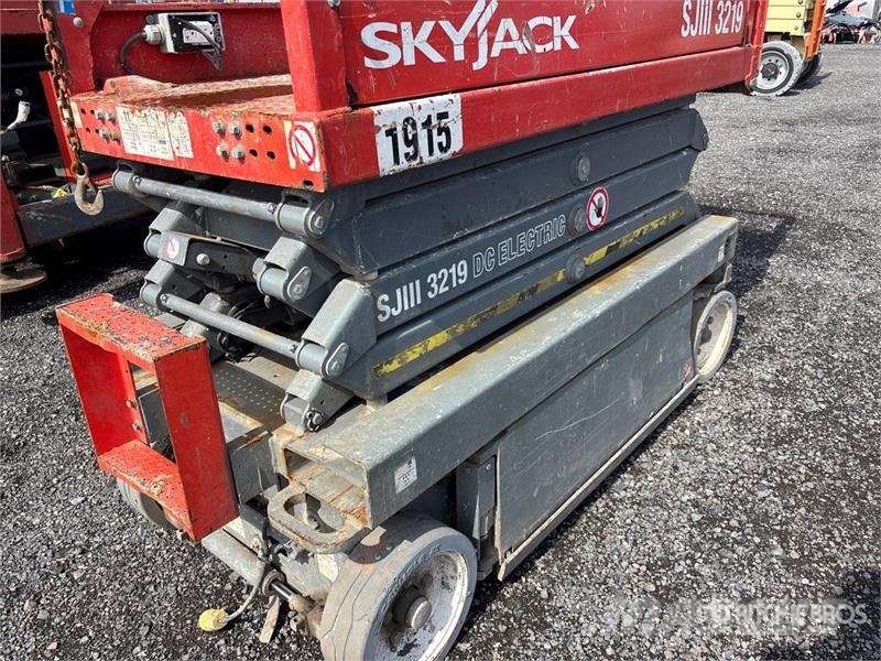 SkyJack SJIII-3219 Electric Scissor Lift Scissor lifts