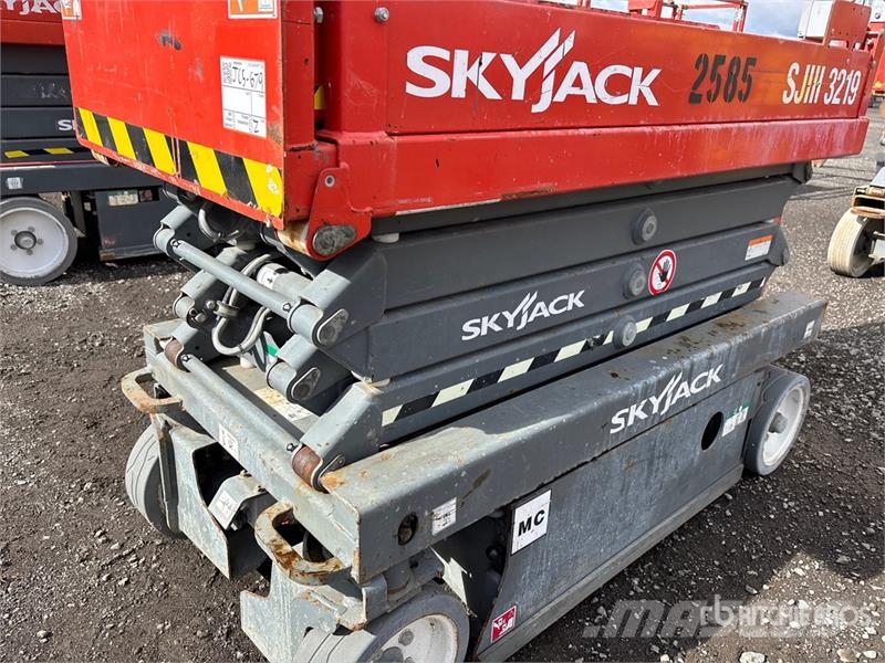 SkyJack SJIII-3219 Electric Scissor Lift Ollós emelők