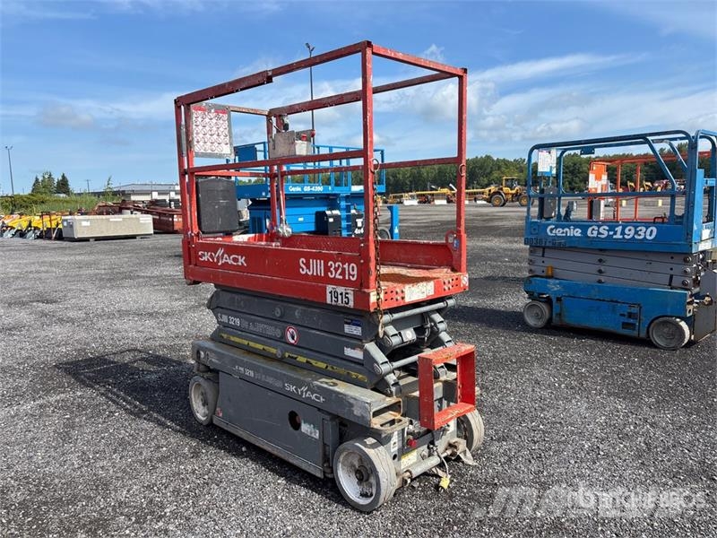 SkyJack SJIII-3219 Electric Scissor Lift Scissor lifts