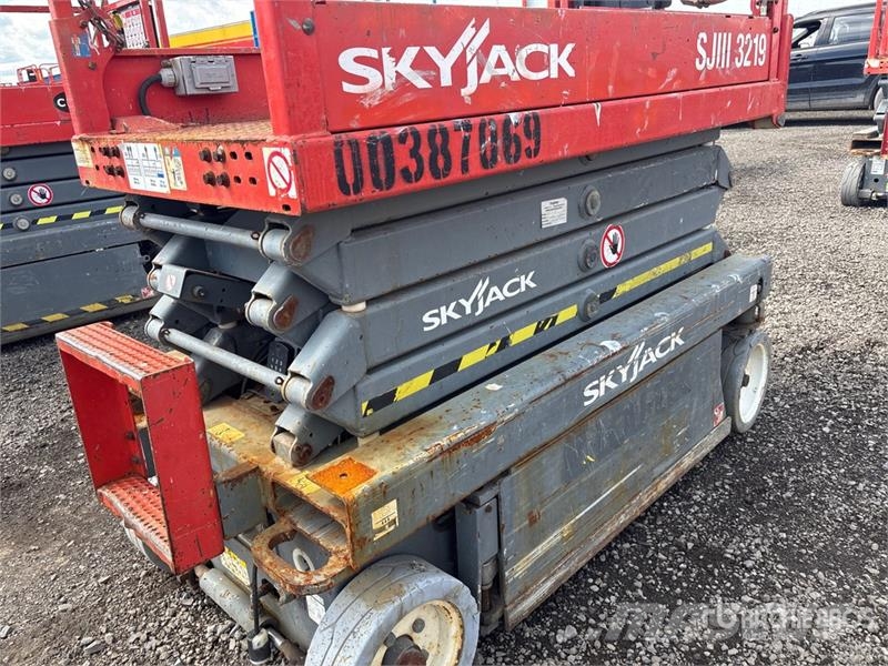 SkyJack SJIII-3219 Electric Scissor Lift Scissor lifts
