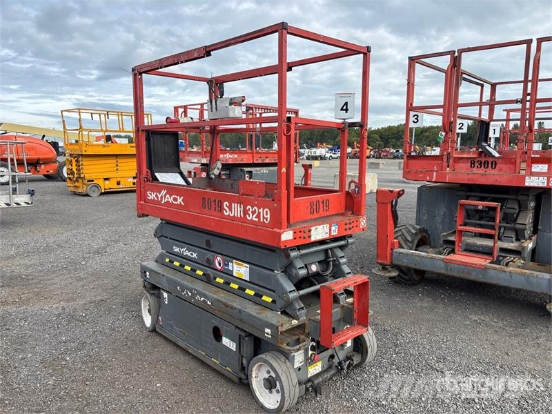 SkyJack SJIII-3219 Electric Scissor Lift Saksilavat