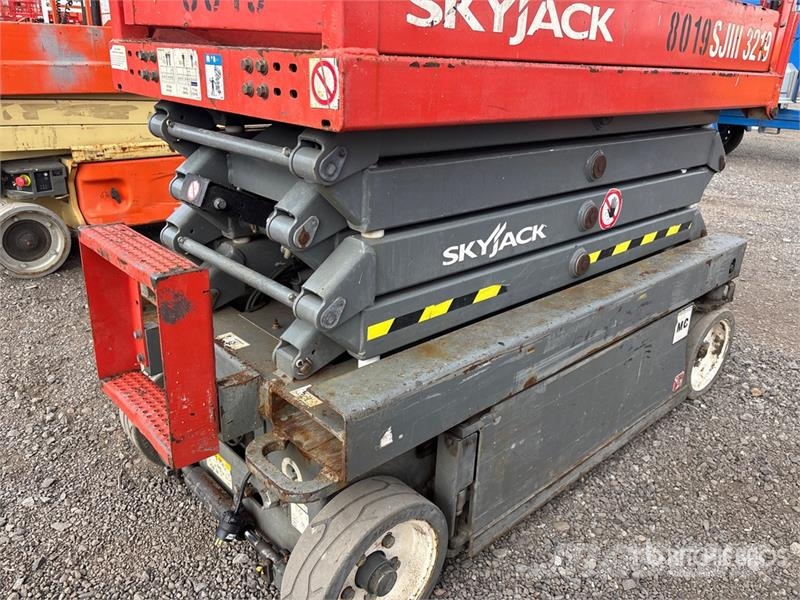 SkyJack SJIII-3219 Electric Scissor Lift Saksilavat