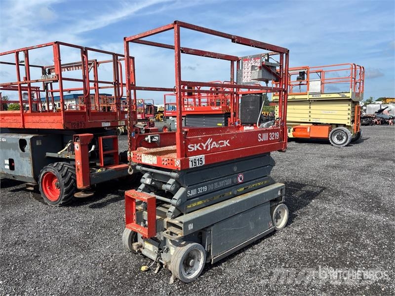 SkyJack SJIII-3219 Electric Scissor Lift Scissor lifts