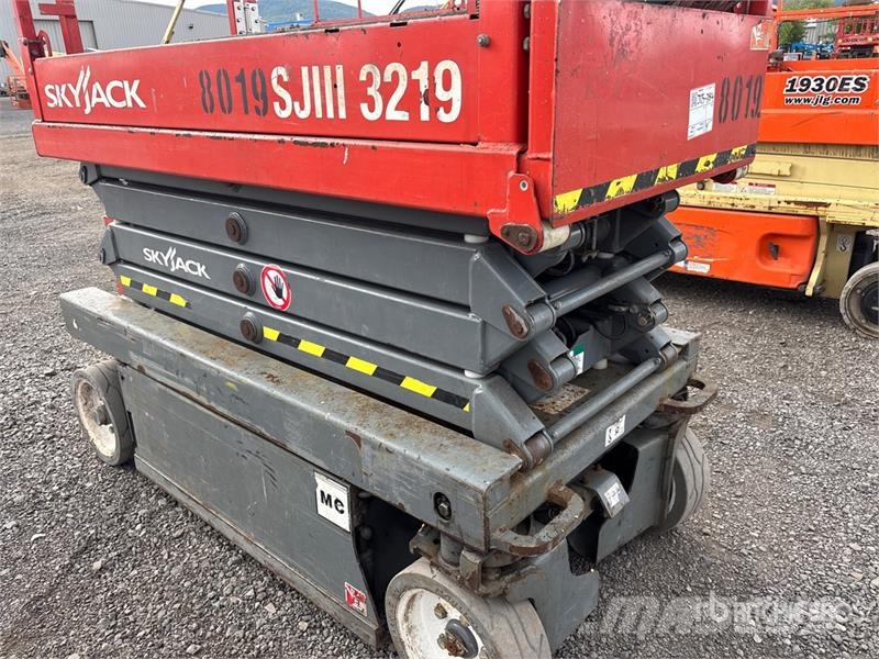 SkyJack SJIII-3219 Electric Scissor Lift Saksilavat