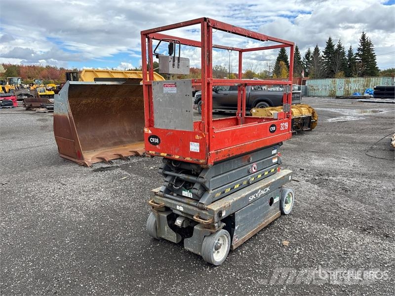 SkyJack SJIII3219 رافعات مقصية الشكل