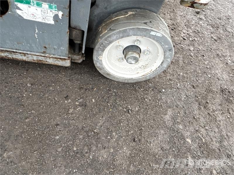 SkyJack SJIII3219 Šķerveida pacēlāji