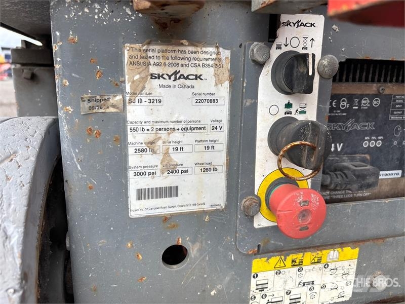 SkyJack SJIII3219 رافعات مقصية الشكل