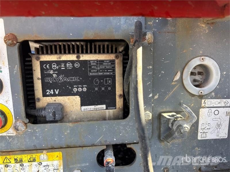 SkyJack SJIII3219 رافعات مقصية الشكل