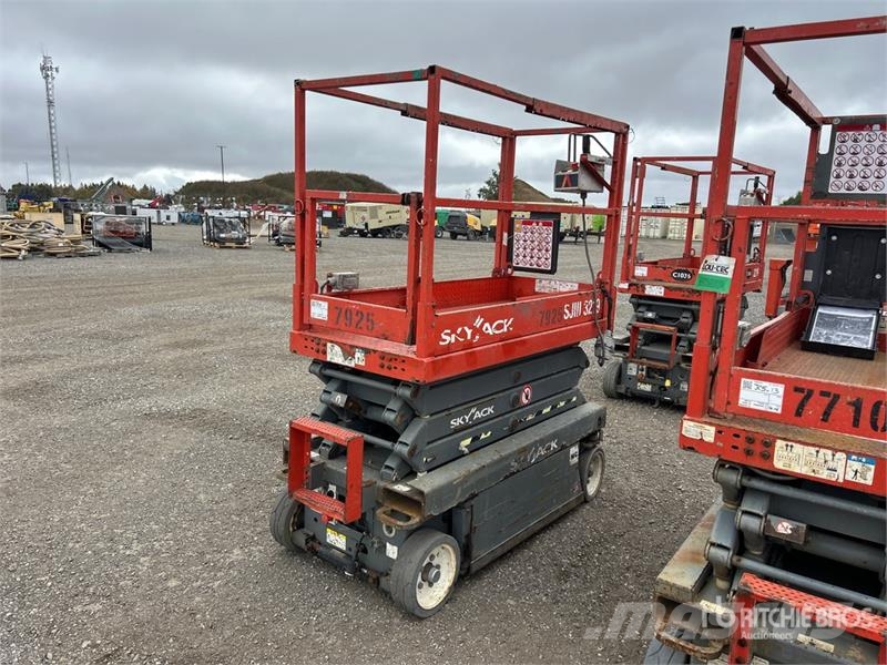 SkyJack SJIII3219 Electric Scissor Lift Šķerveida pacēlāji