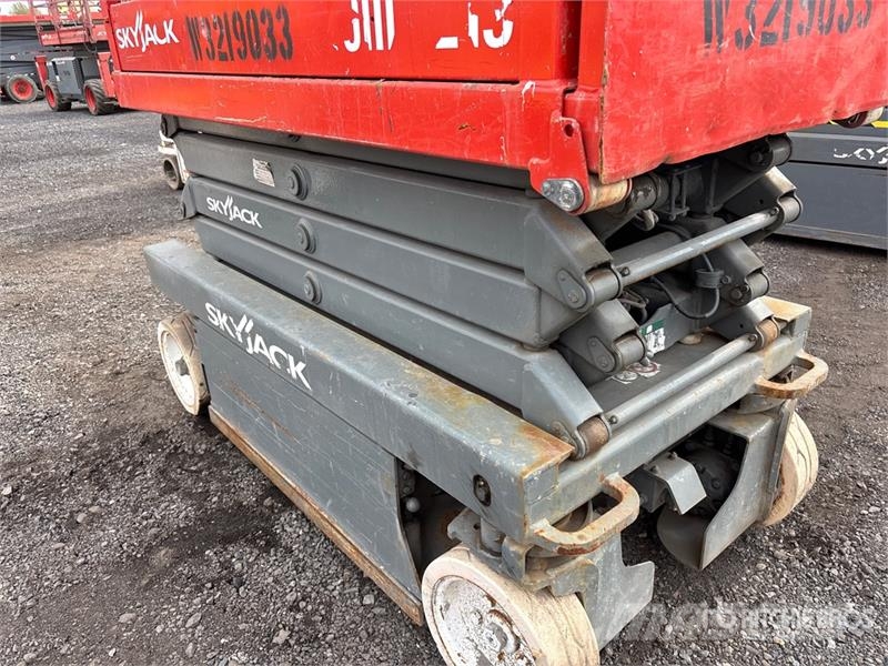 SkyJack SJIII3219 Electric Scissor Lift Šķerveida pacēlāji
