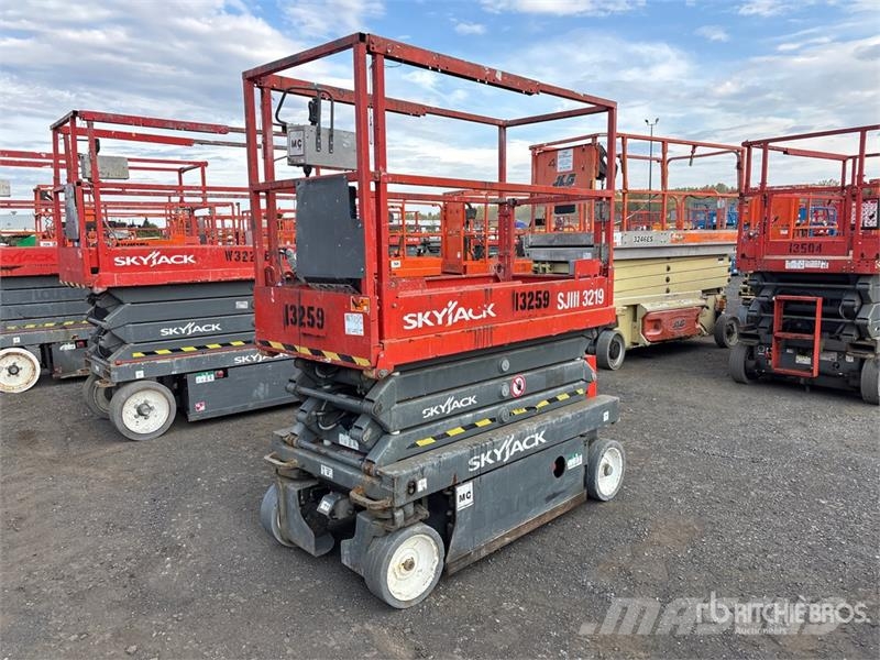 SkyJack SJIII3219 Electric Scissor Lift Šķerveida pacēlāji