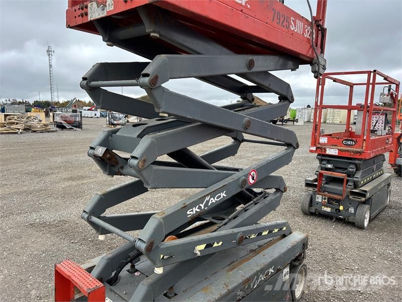 SkyJack SJIII3219 Electric Scissor Lift Šķerveida pacēlāji