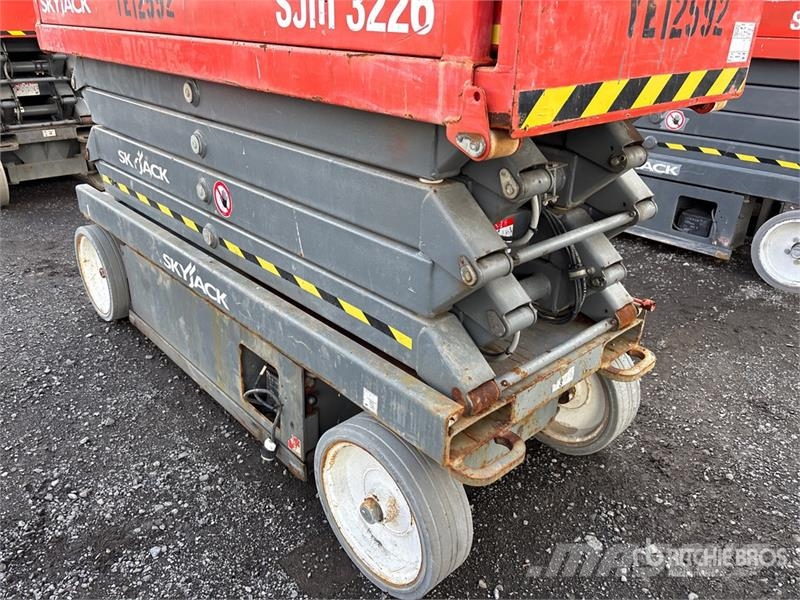 SkyJack SJIII3226 رافعات مقصية الشكل