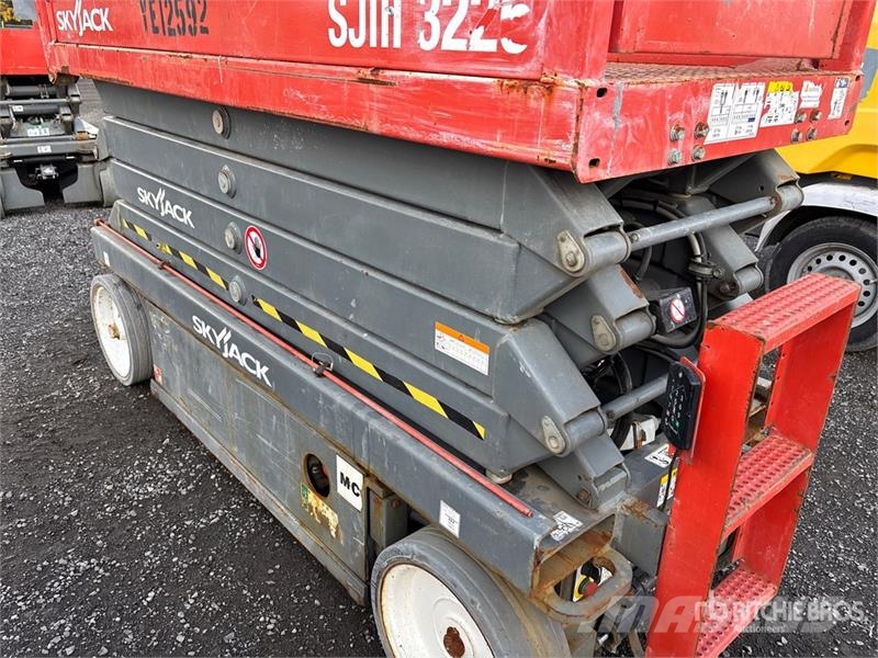 SkyJack SJIII3226 رافعات مقصية الشكل