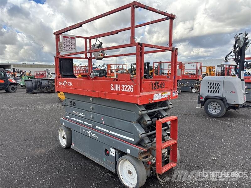 SkyJack SJIII3226 رافعات مقصية الشكل