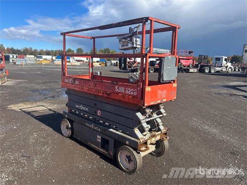 SkyJack SJIII3226 Šķerveida pacēlāji