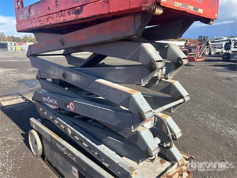 SkyJack SJIII3226 Šķerveida pacēlāji