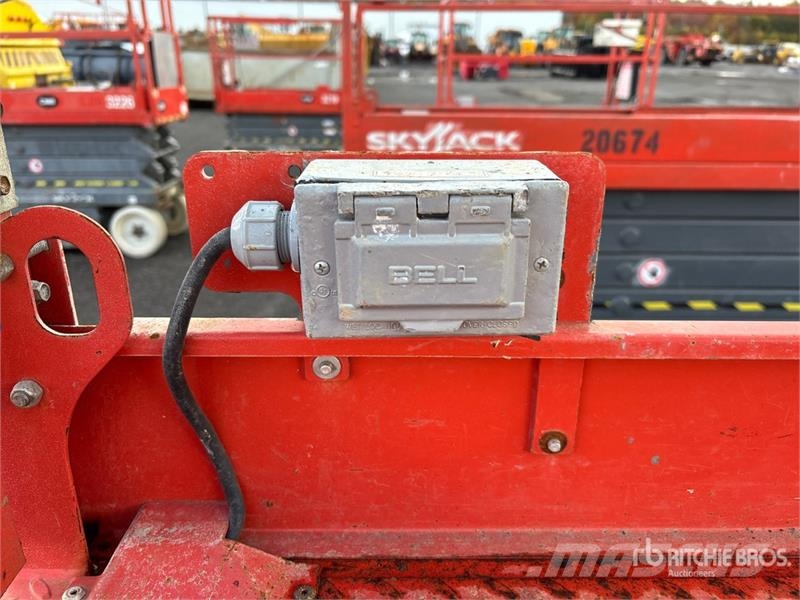 SkyJack SJIII3226 رافعات مقصية الشكل