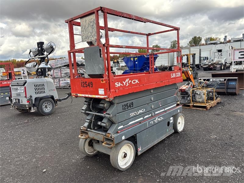 SkyJack SJIII3226 رافعات مقصية الشكل