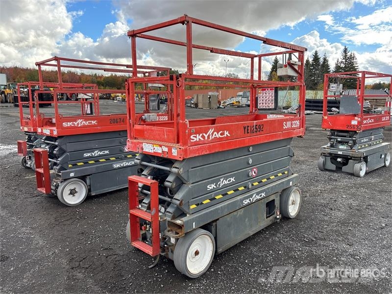SkyJack SJIII3226 رافعات مقصية الشكل
