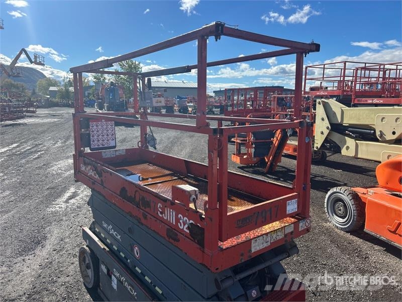 SkyJack SJIII3226 Šķerveida pacēlāji