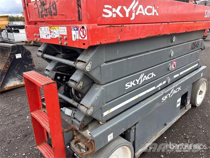 SkyJack SJIII3226 رافعات مقصية الشكل