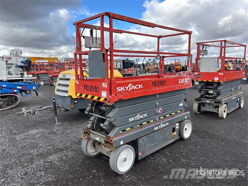 SkyJack SJIII3226 رافعات مقصية الشكل