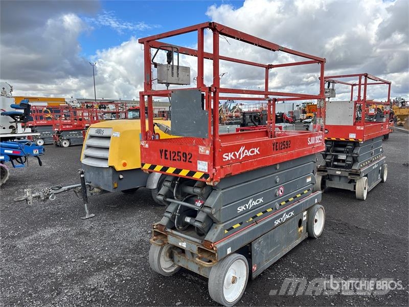 SkyJack SJIII3226 رافعات مقصية الشكل