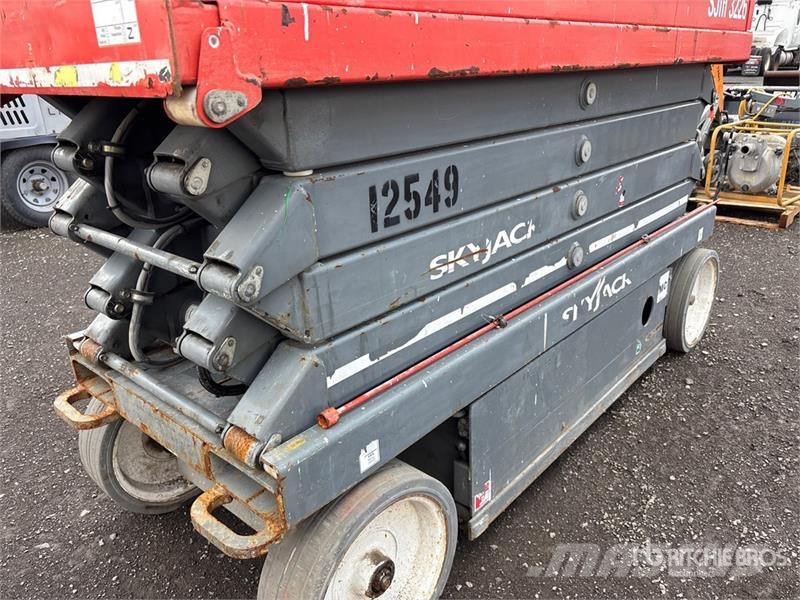 SkyJack SJIII3226 رافعات مقصية الشكل