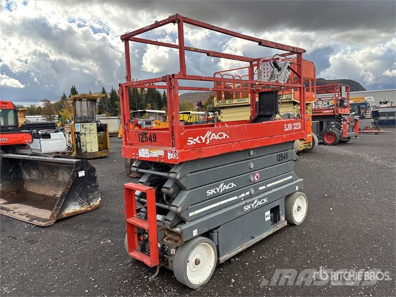SkyJack SJIII3226 رافعات مقصية الشكل