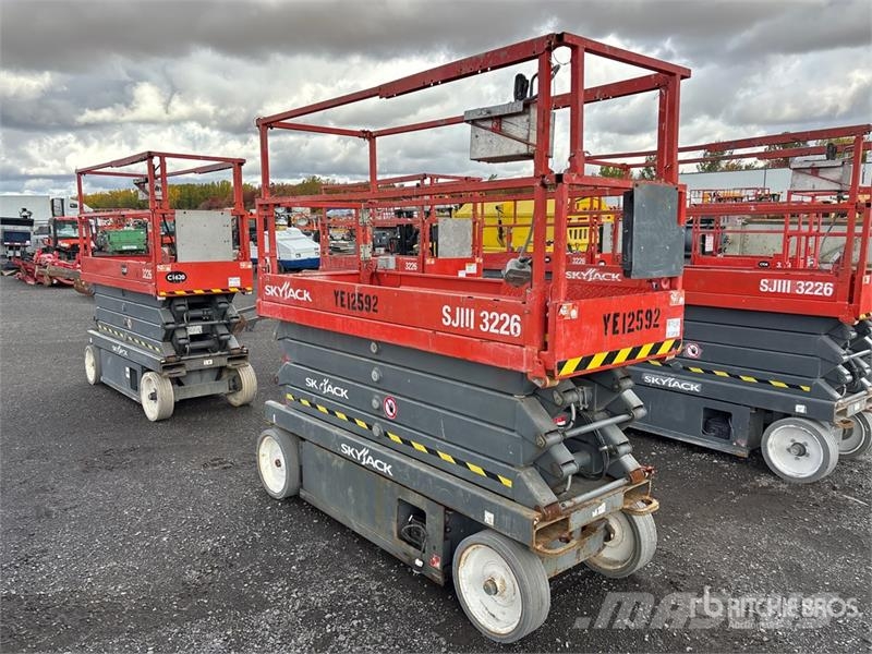 SkyJack SJIII3226 رافعات مقصية الشكل
