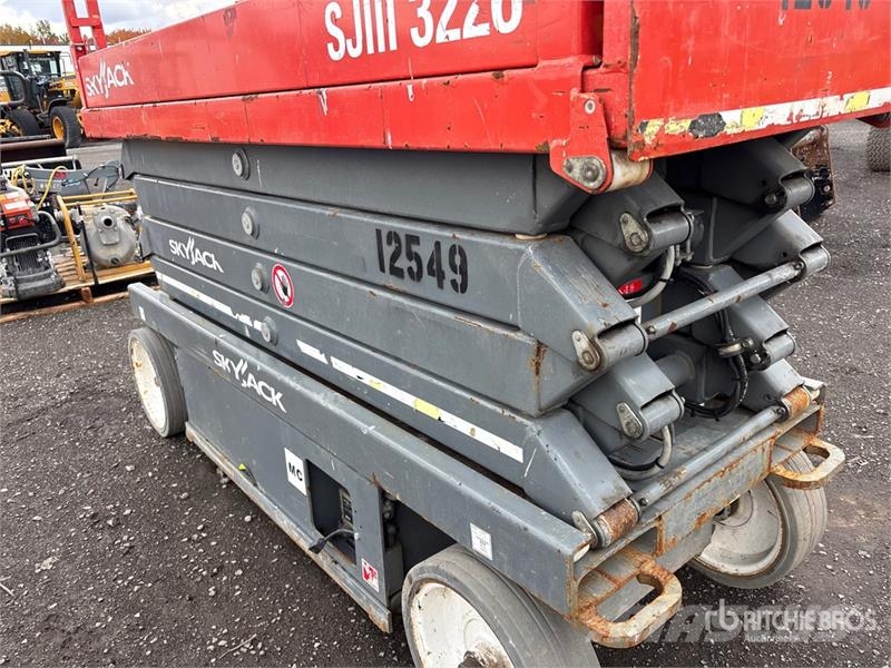 SkyJack SJIII3226 رافعات مقصية الشكل