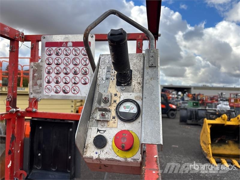 SkyJack SJIII3226 رافعات مقصية الشكل