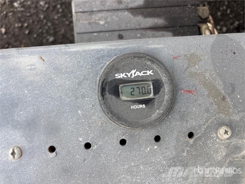 SkyJack SJIII3226 رافعات مقصية الشكل