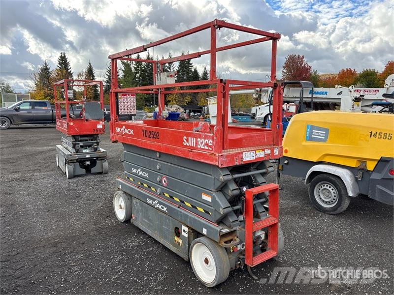 SkyJack SJIII3226 رافعات مقصية الشكل