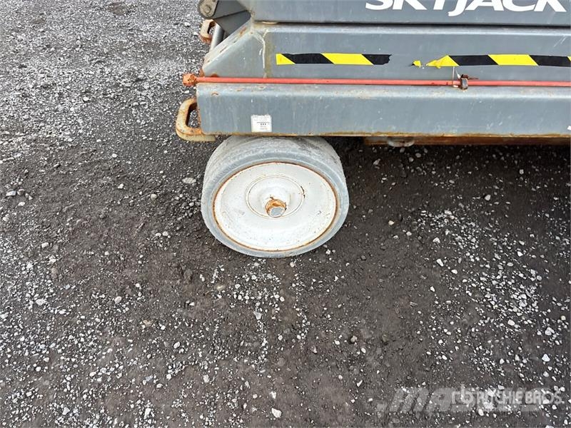 SkyJack SJIII3226 رافعات مقصية الشكل