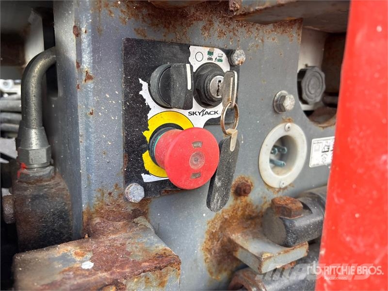 SkyJack SJIII3226 رافعات مقصية الشكل
