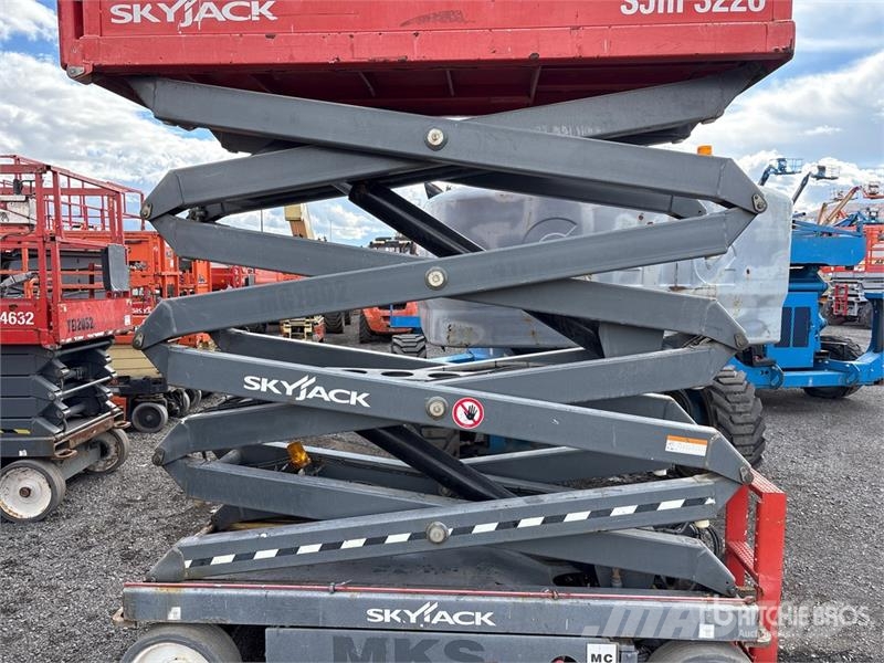 SkyJack SJIII3226 Electric Scissor Lift Šķerveida pacēlāji