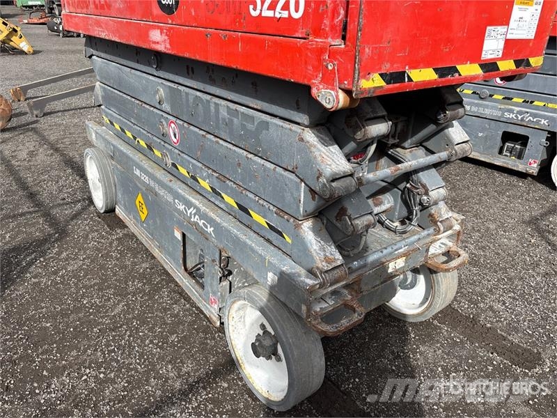 SkyJack SJIII3226 Electric Scissor Lift رافعات مقصية الشكل