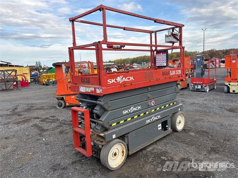 SkyJack SJIII3226 Electric Scissor Lift Šķerveida pacēlāji