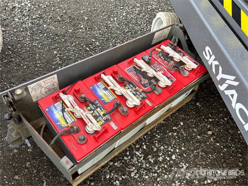 SkyJack SJlll3219 Electric Electric Scissor Lift رافعات مقصية الشكل