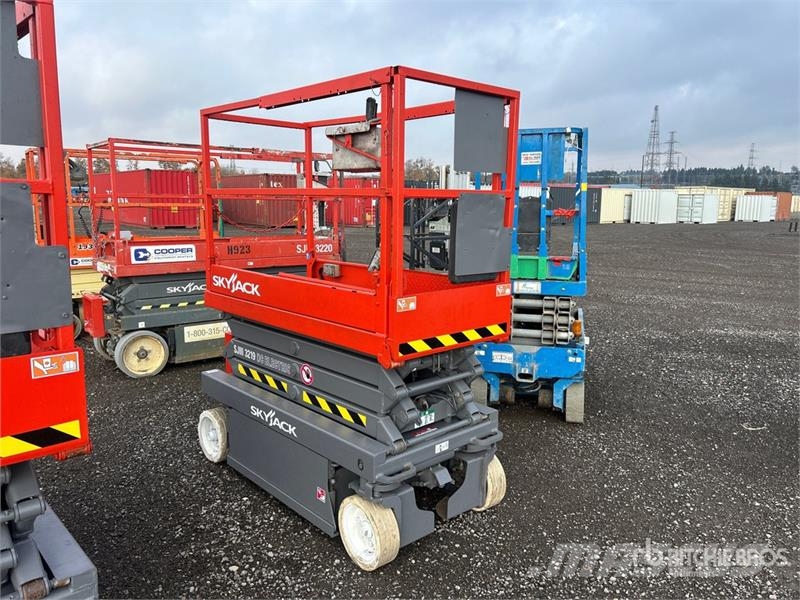 SkyJack SJlll3219 Electric Electric Scissor Lift رافعات مقصية الشكل