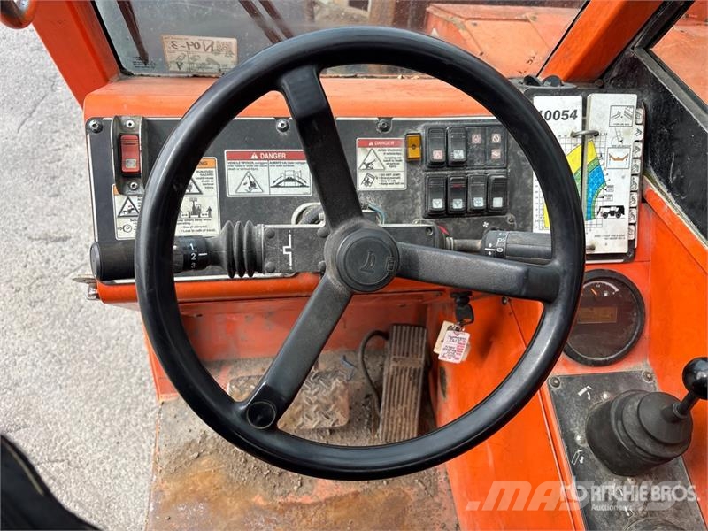 SkyTrak 10054 伸縮臂操作車