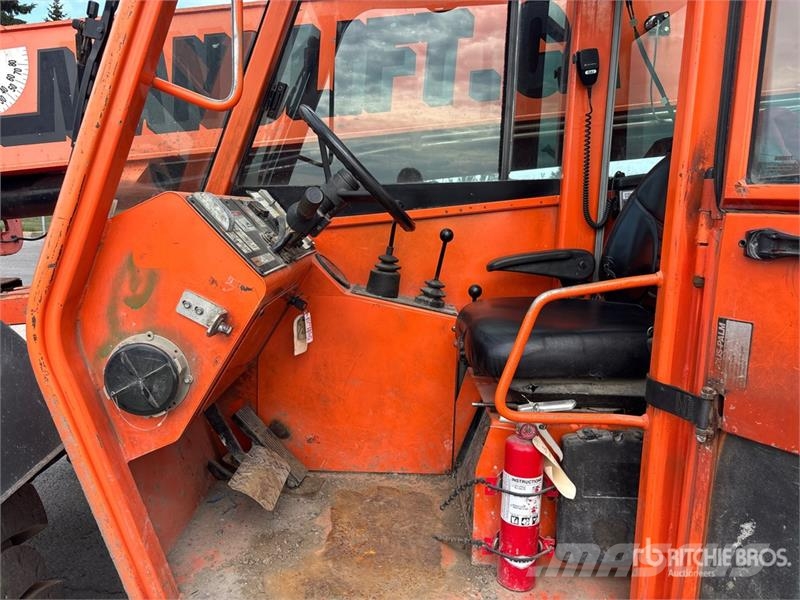 SkyTrak 10054 伸縮臂操作車