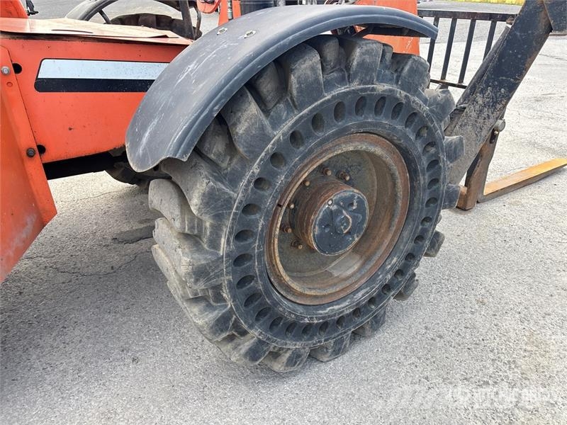 SkyTrak 10054 伸縮臂操作車