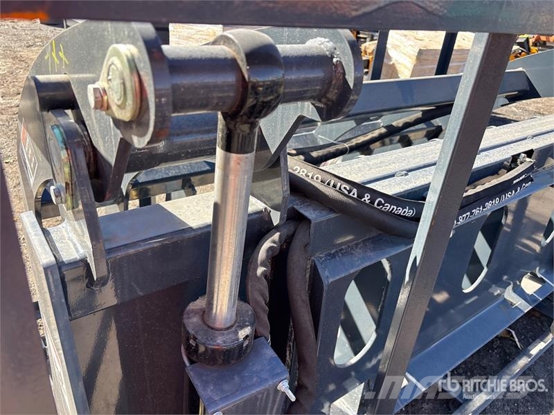 StanForge SRR75 72 in Root Rake Skid Steer Grapple Pinzas